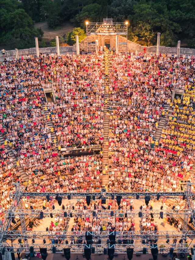 Tous les trois ans, des milliers de personnes passionnés de chant choral se retrouvent au cœur de Théâtre Antique de Vaison-la-Romaine