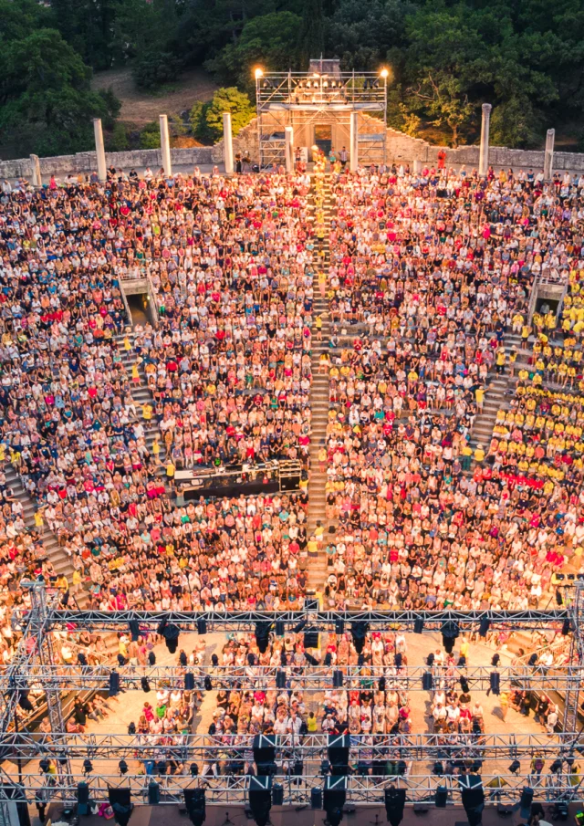 Tous les trois ans, des milliers de personnes passionnés de chant choral se retrouvent au cœur de Théâtre Antique de Vaison-la-Romaine