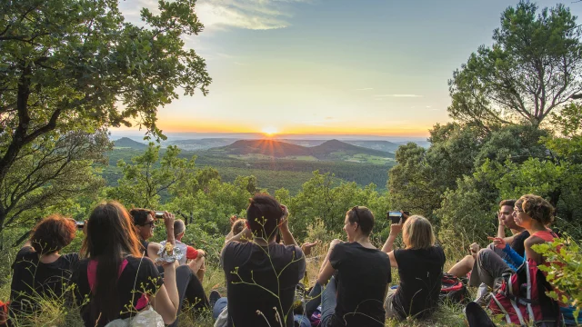 Sonnenuntergang während einer Wanderung in den Hügeln von Crestet